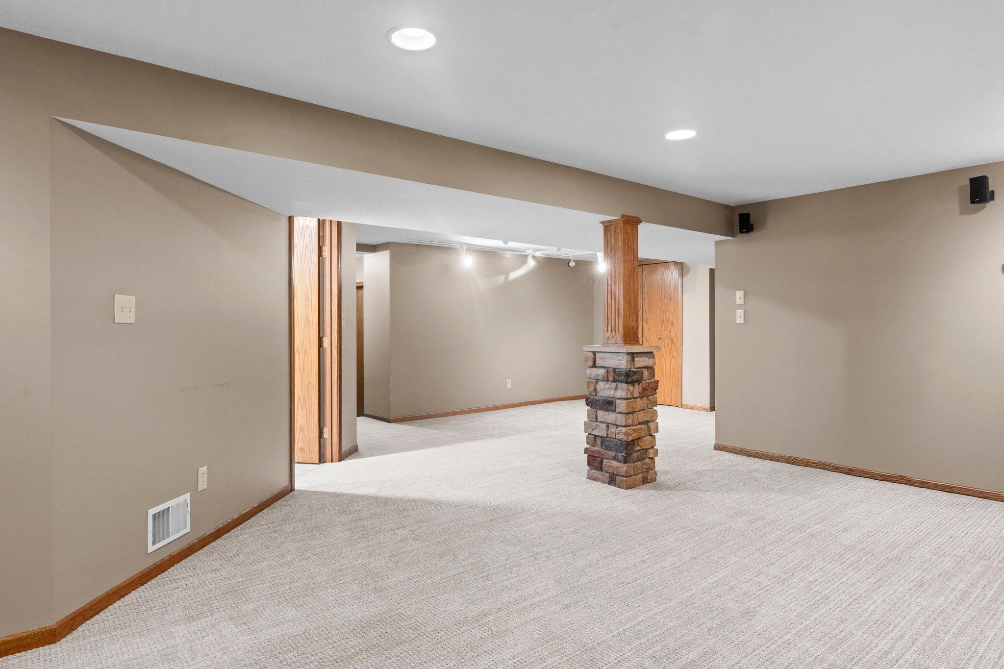 48-web-or-mls-7849 Monroe St NE-272.jpg