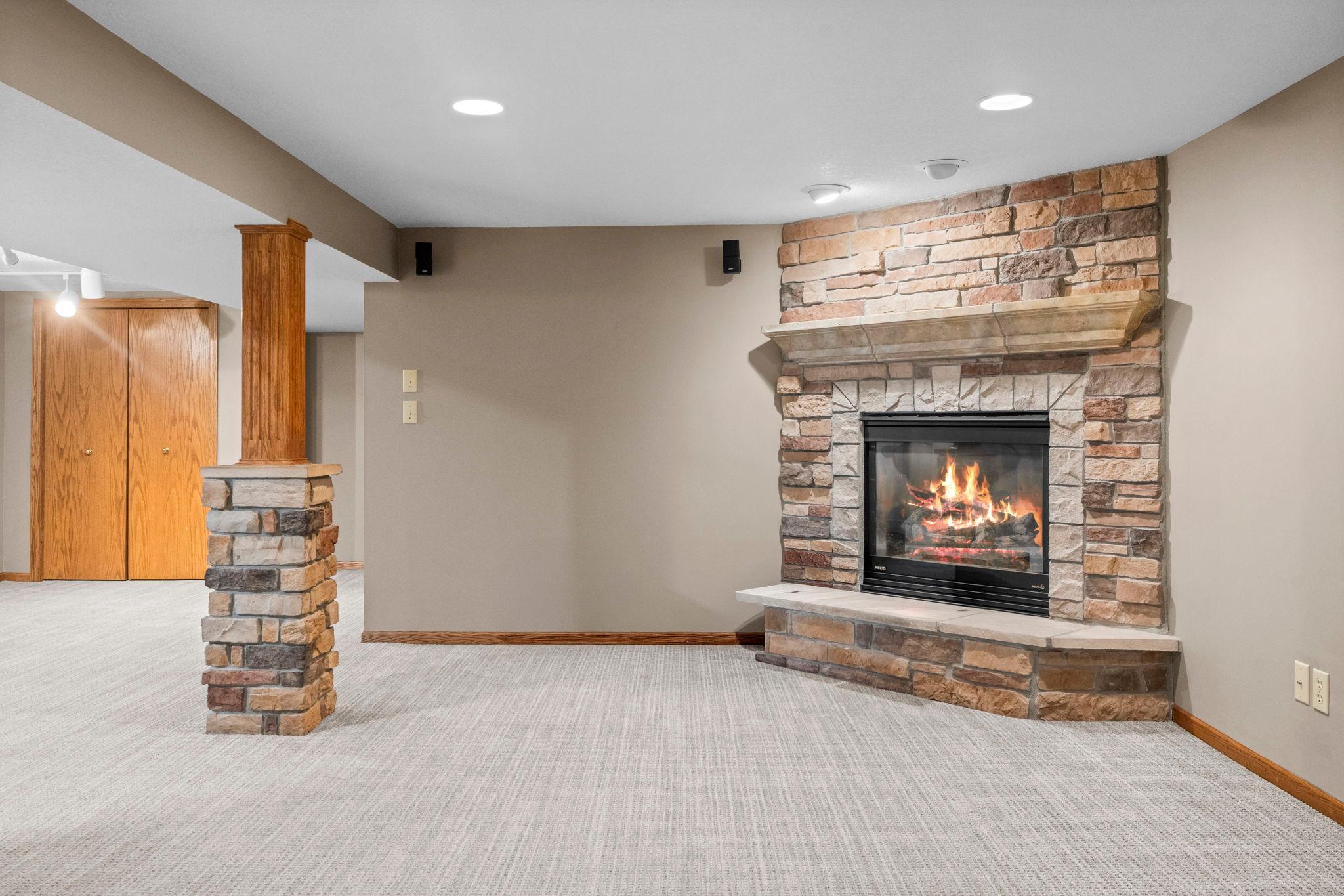 49-web-or-mls-7849 Monroe St NE-277.jpg