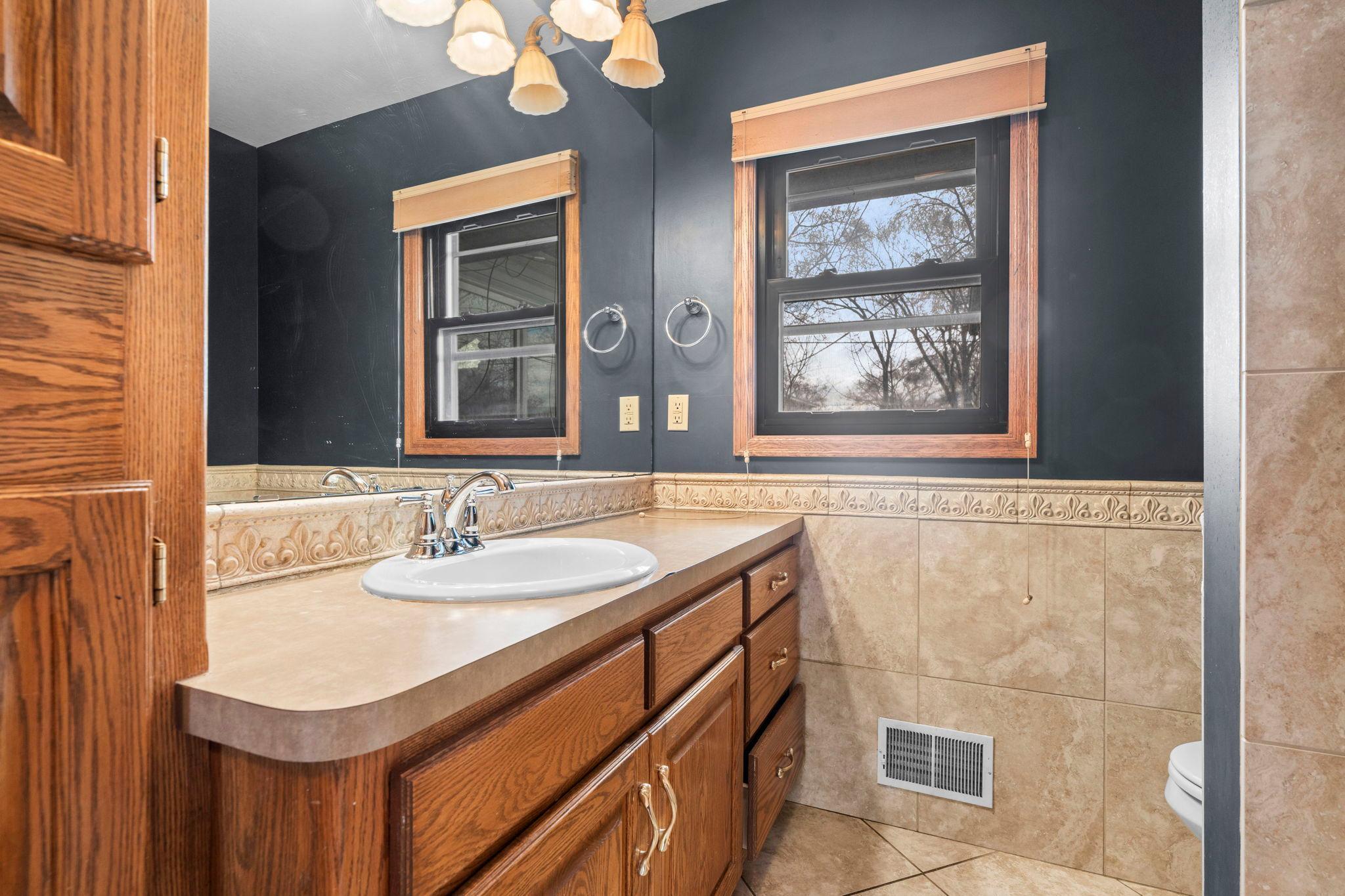 29-web-or-mls-7849 Monroe St NE-197.jpg