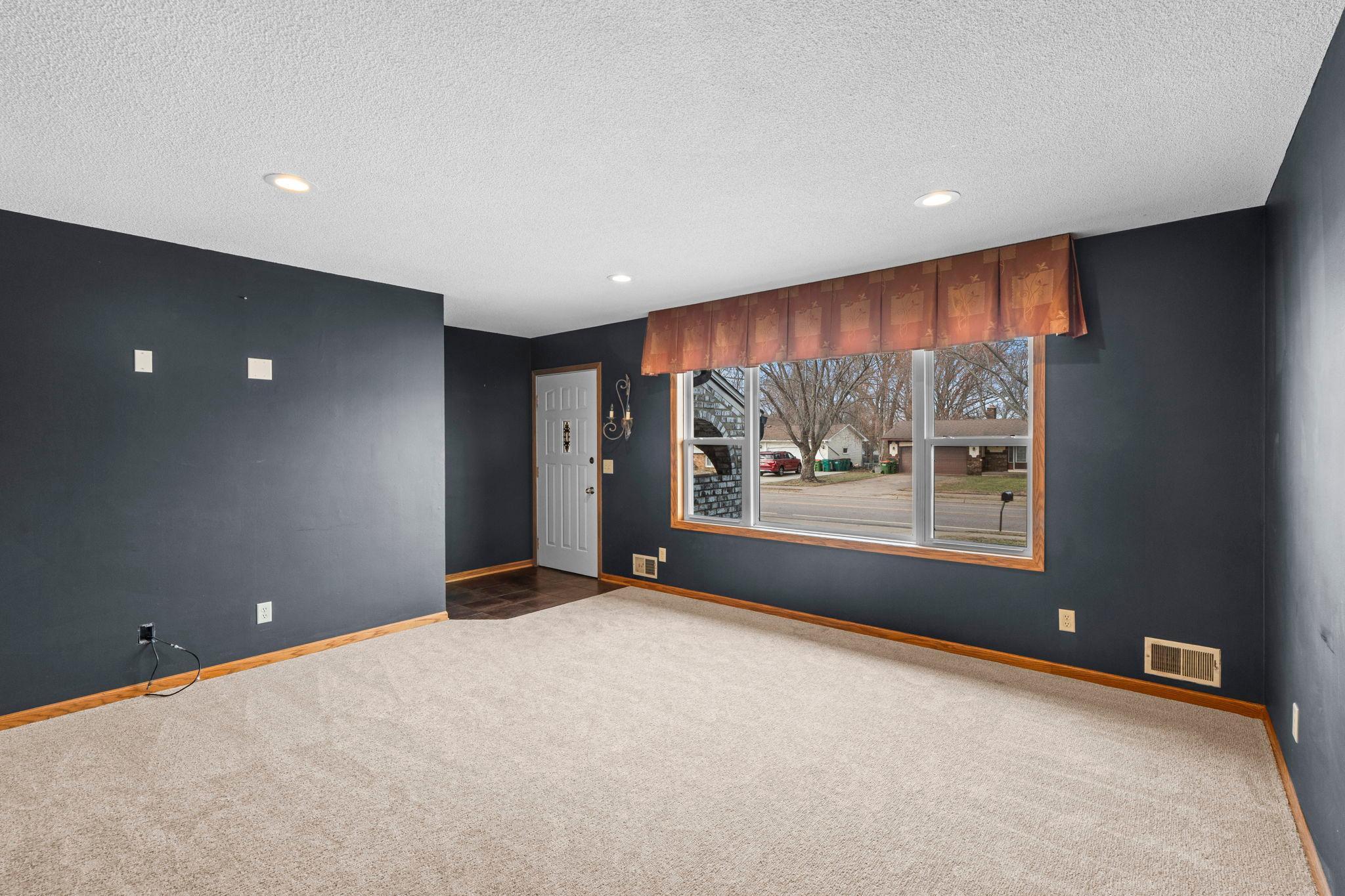 11-web-or-mls-7849 Monroe St NE-102.jpg