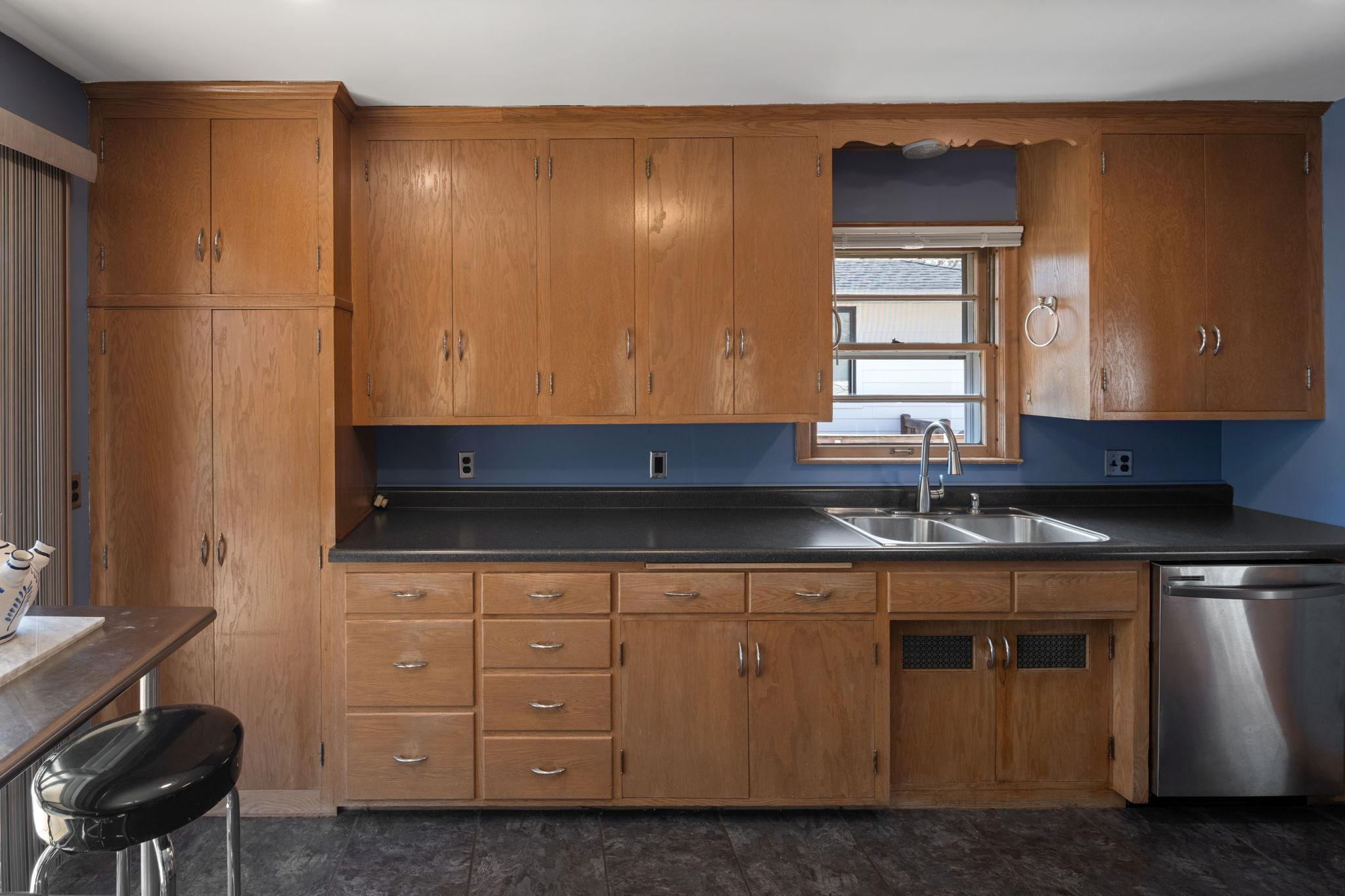Large kitchen with lots of counter space and cabinetry