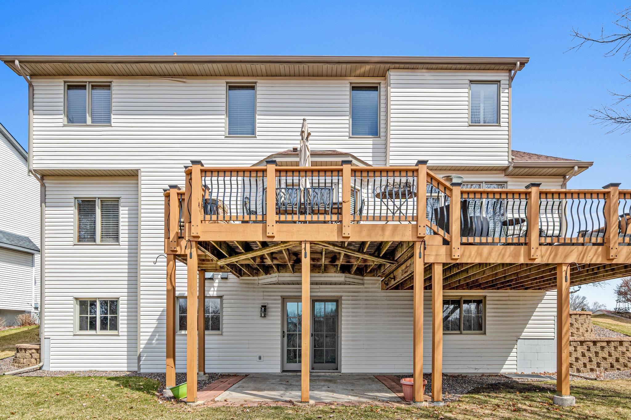 Two tiers deck with maintenance free spindles