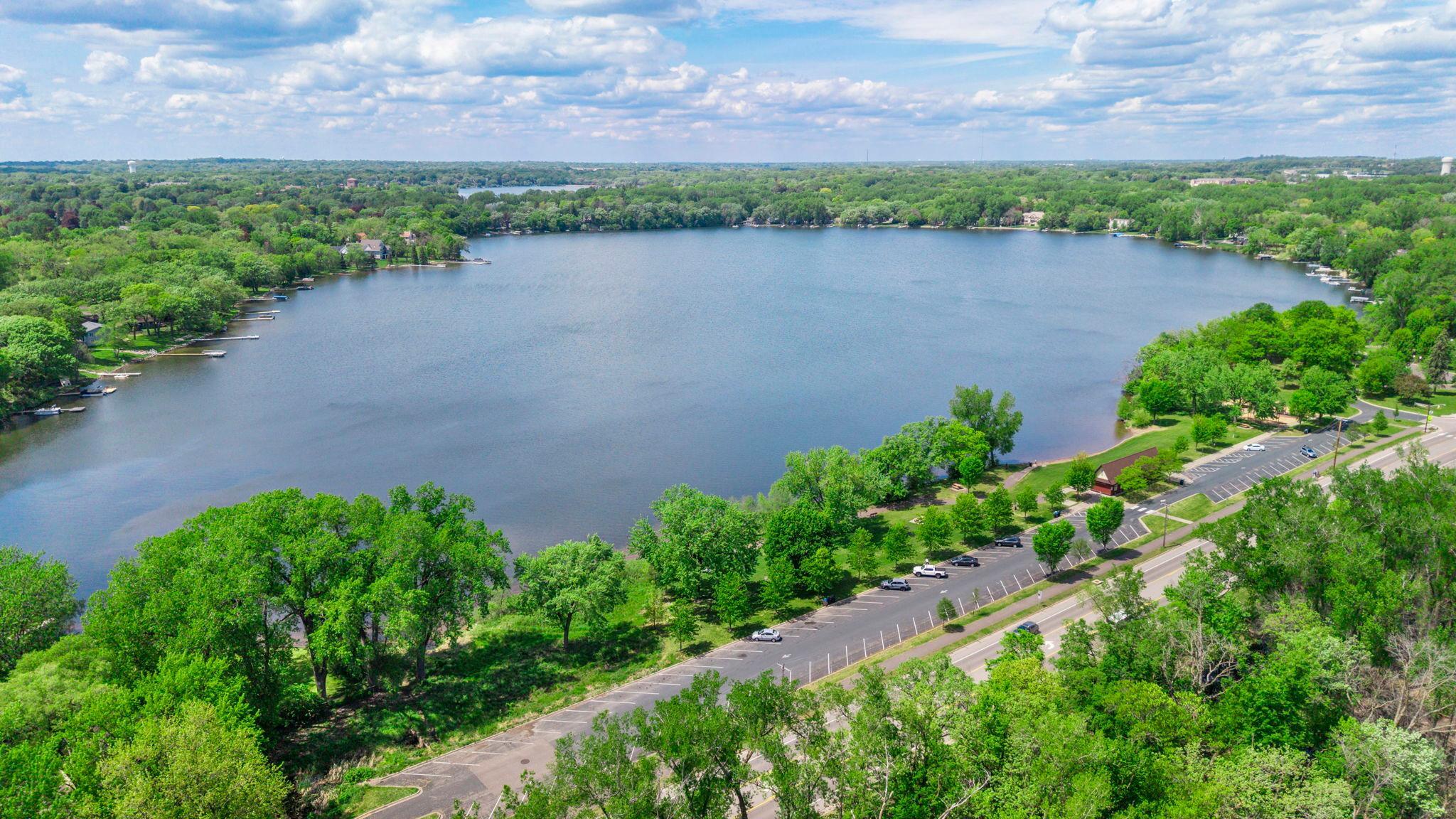 Lake and park to enjoy!