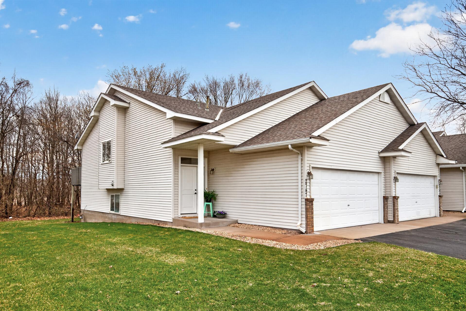 Lovely END UNIT townhome