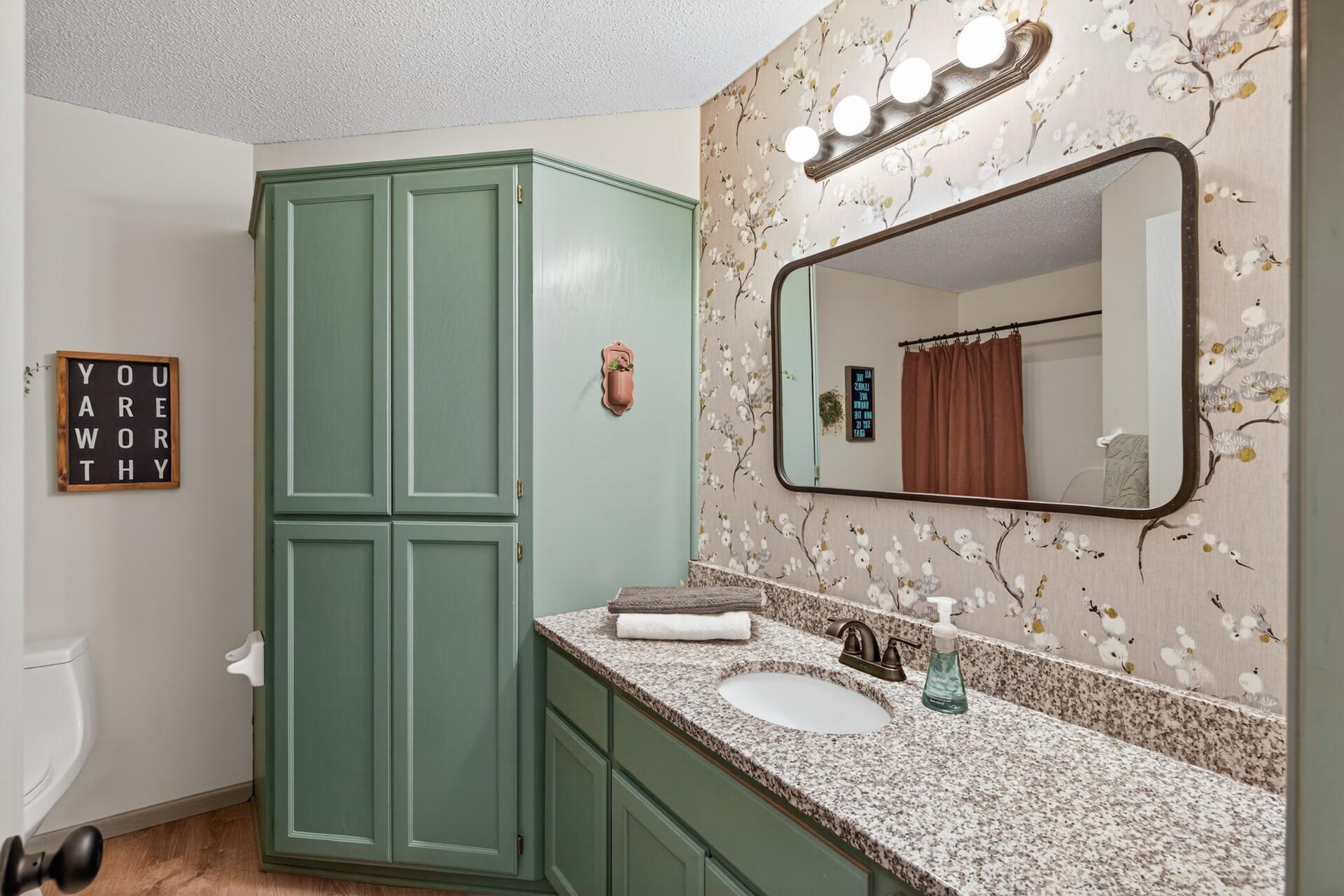 Main full bath with GRANITE counters