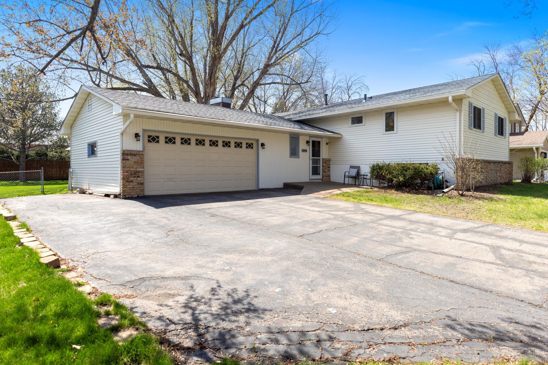 There is an additional side parking pad for motor home or boat!