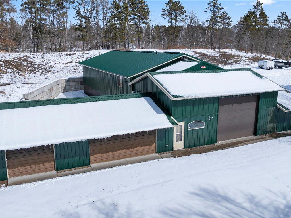 Five garage doors in all sizes for all your toys.