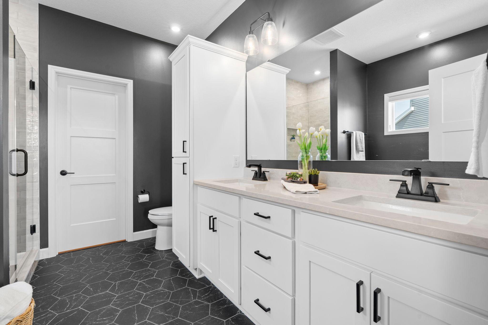 Double sink in primary bath