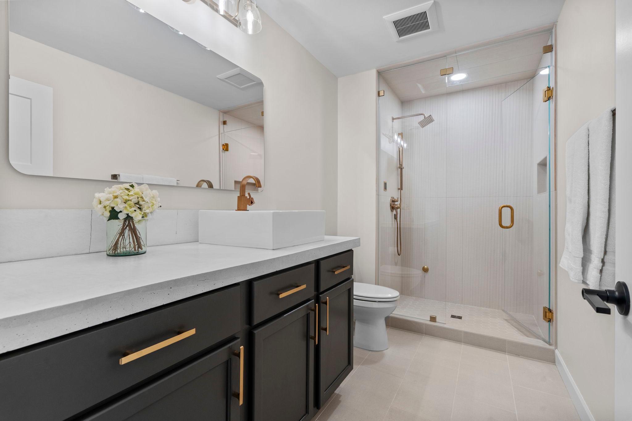 Lower level bath with sauna