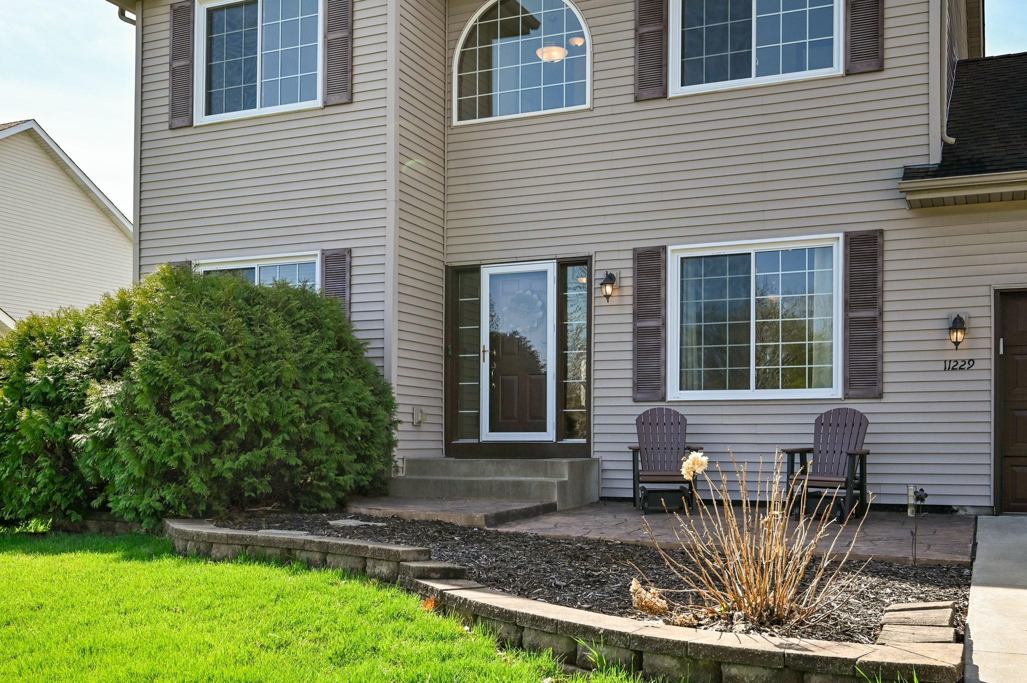 Great curb appeal - Nice front stamped concrete patio