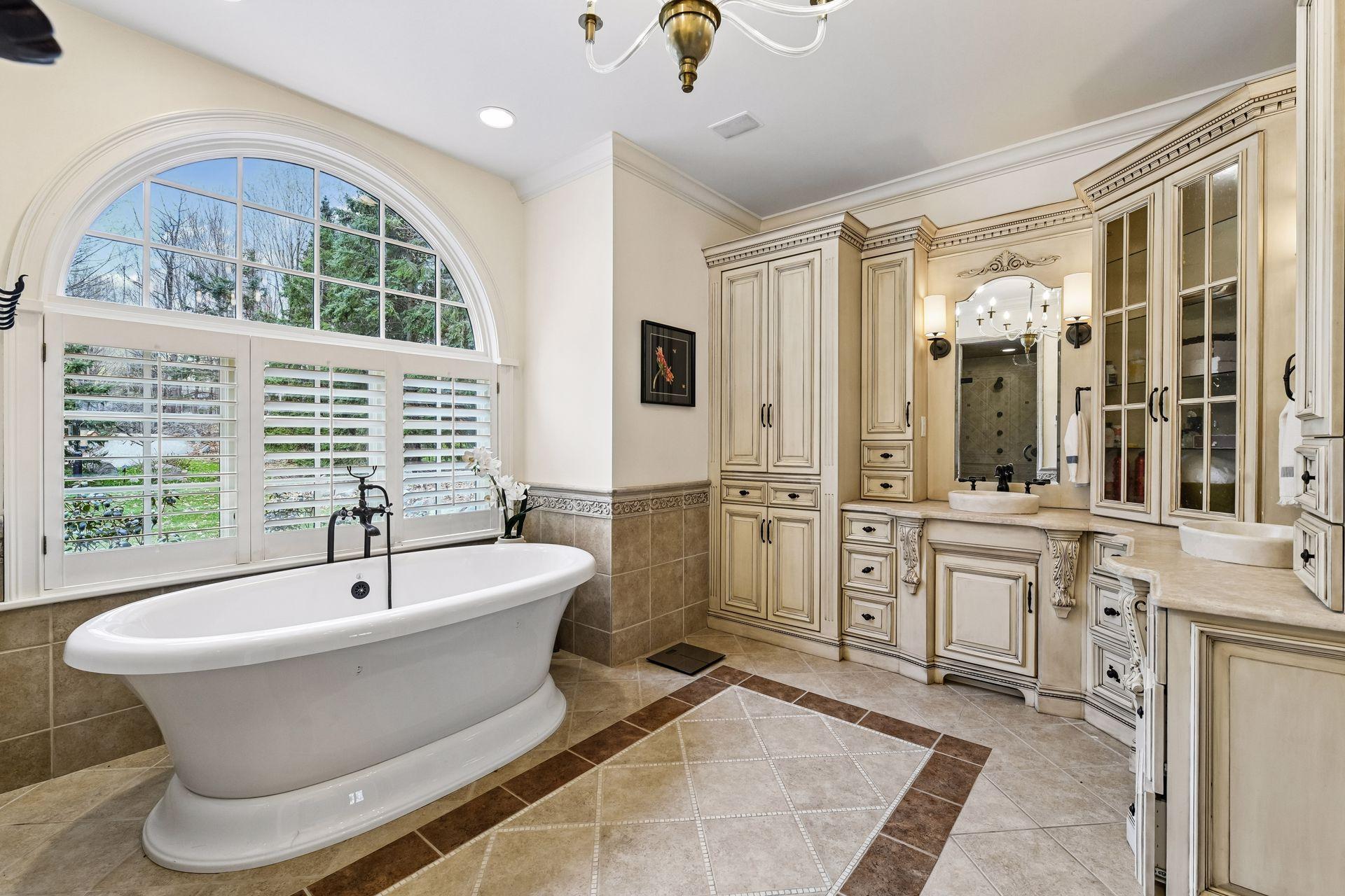 Picture Perfect! Large free-standing bath tub with stunning views outside the window!