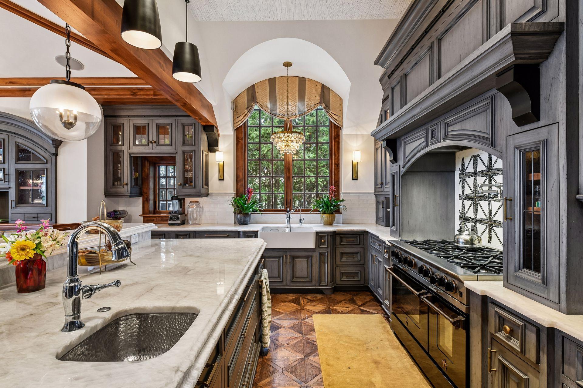 natural light comes in from the east, beautifully lit space every day