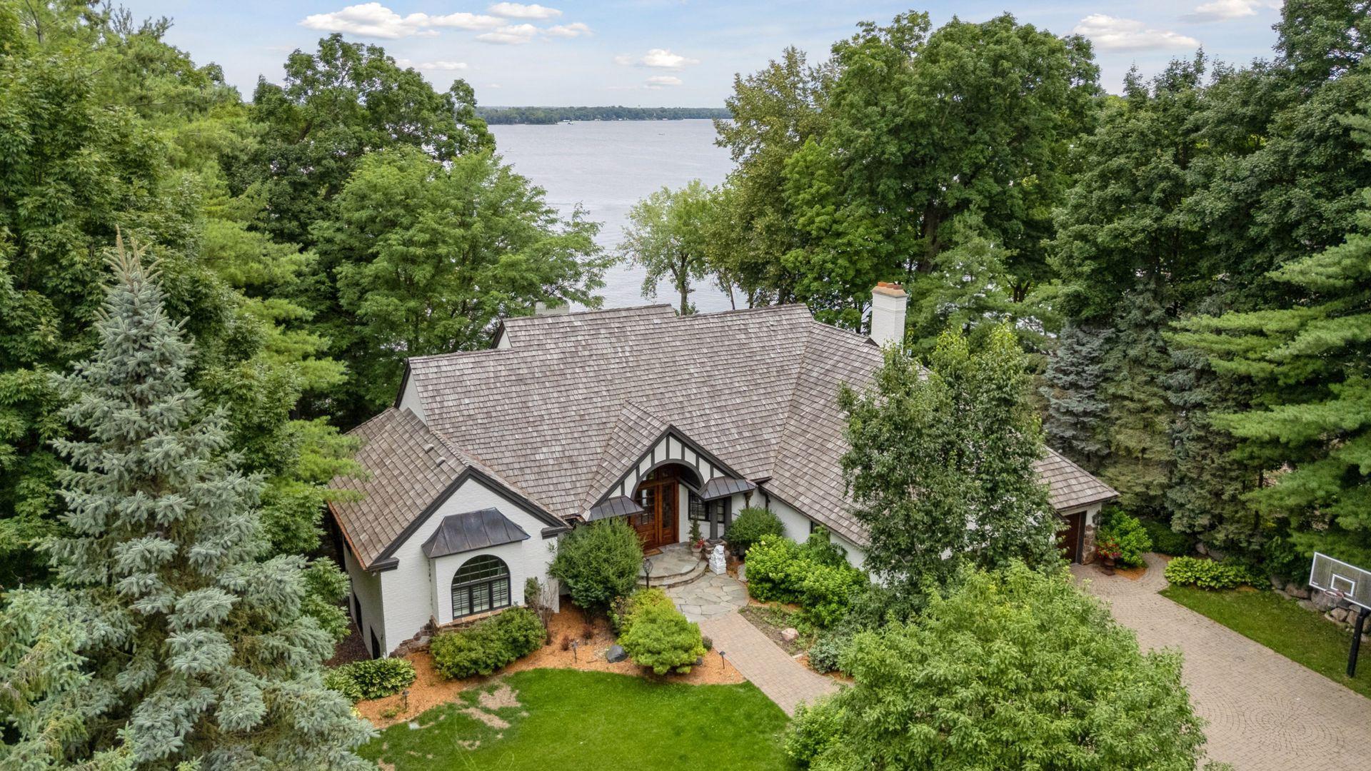 Gorgeous Estate with Panoramic Lakeviews