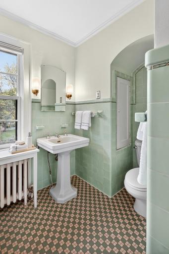 Perfectly vintage full primary bathroom.