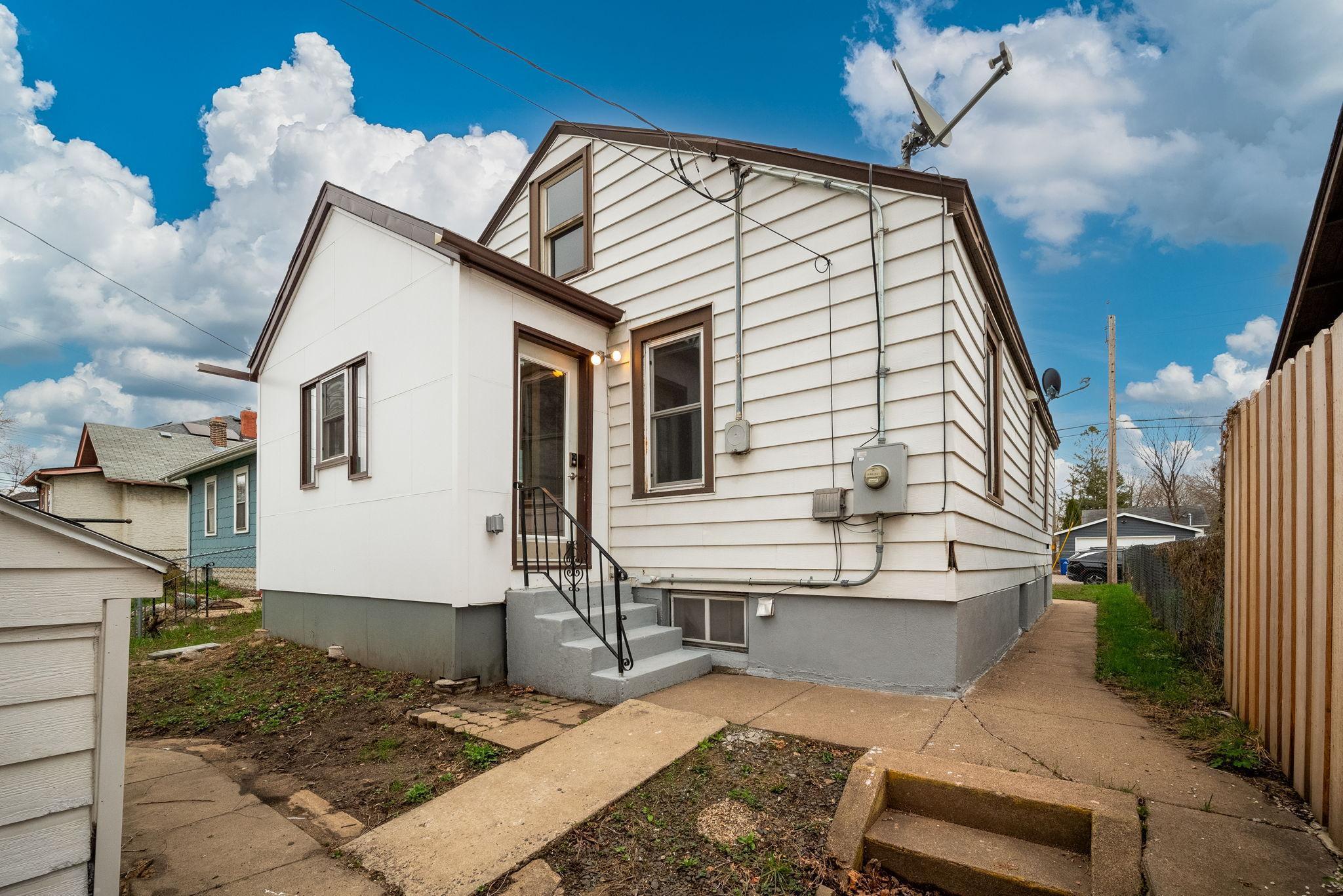 Small back yard, but nice and sunny!