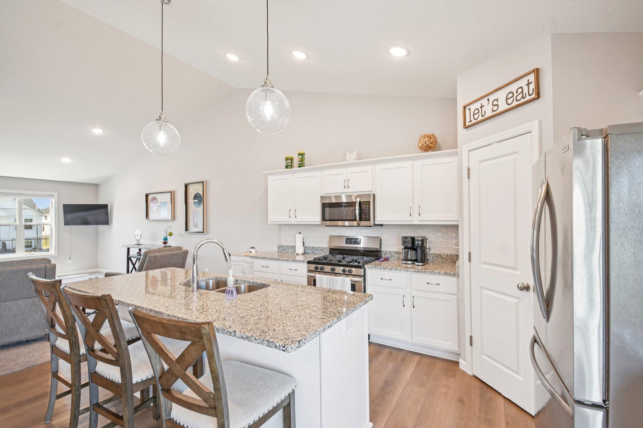 16-web-or-mls-Greenbriar Ln-S1704-016.jpg