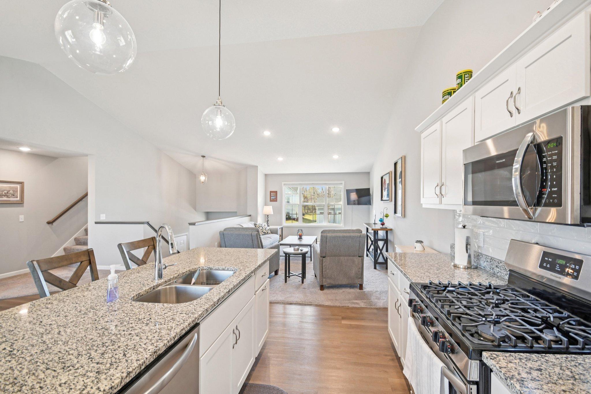 18-web-or-mls-Greenbriar Ln-S1704-018.jpg