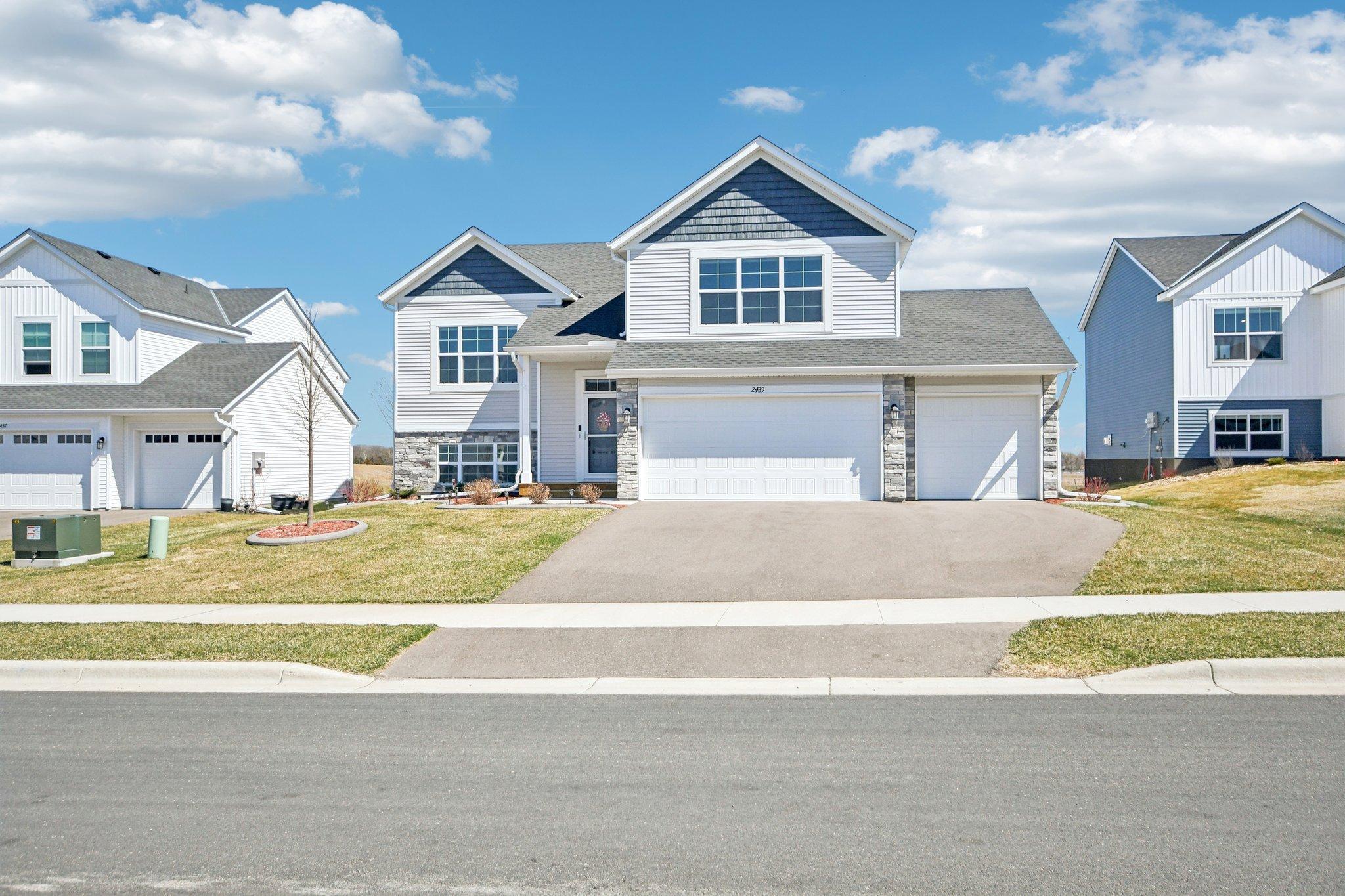 2-web-or-mls-Greenbriar Ln-S1704-002.jpg