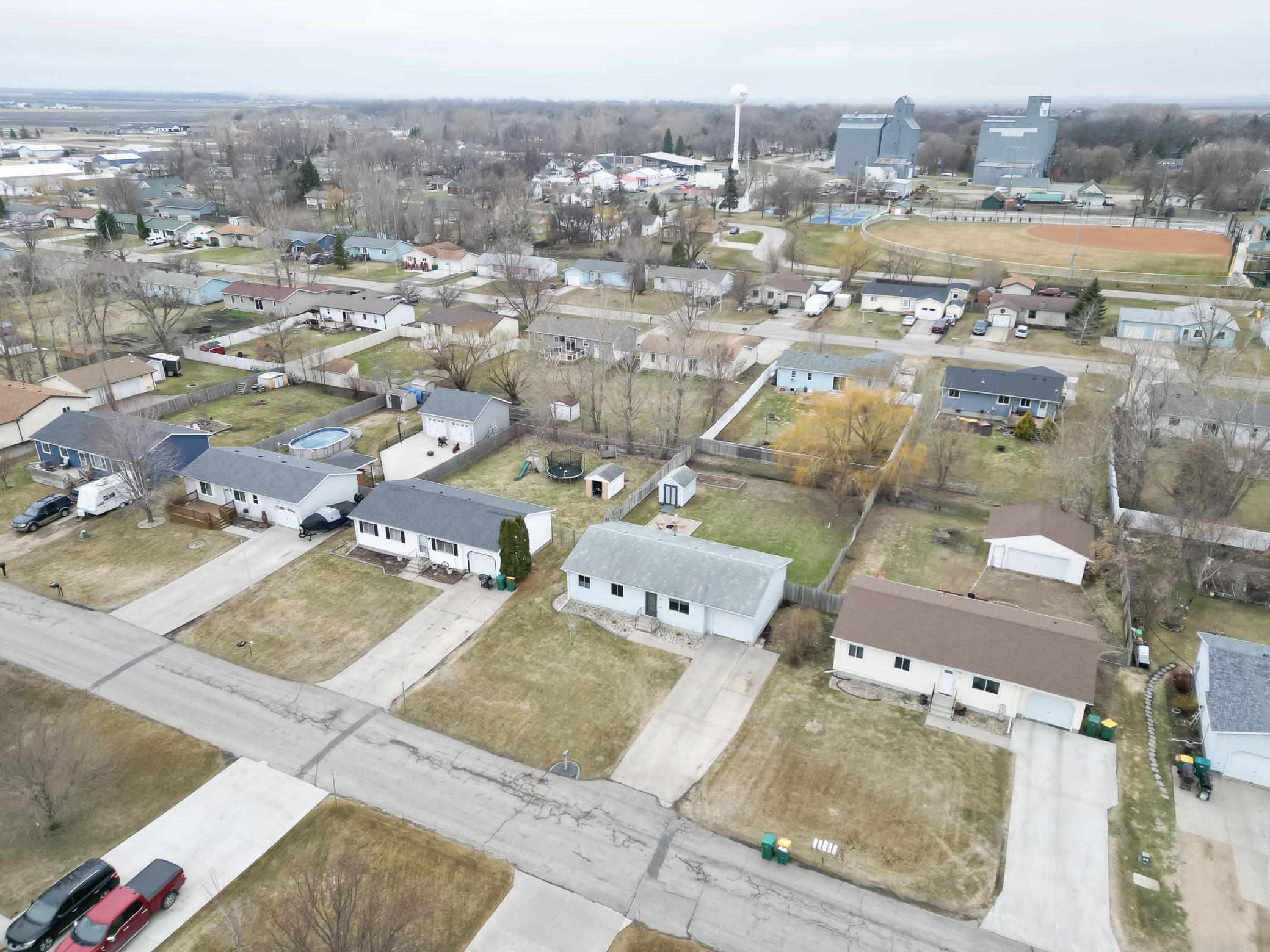 L2P005-205 4th St E-Horace-.jpg