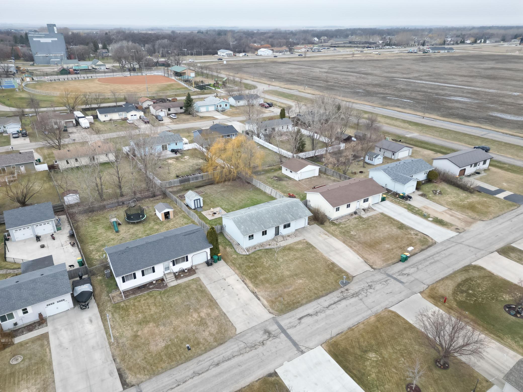 L2P008-205 4th St E-Horace-.jpg