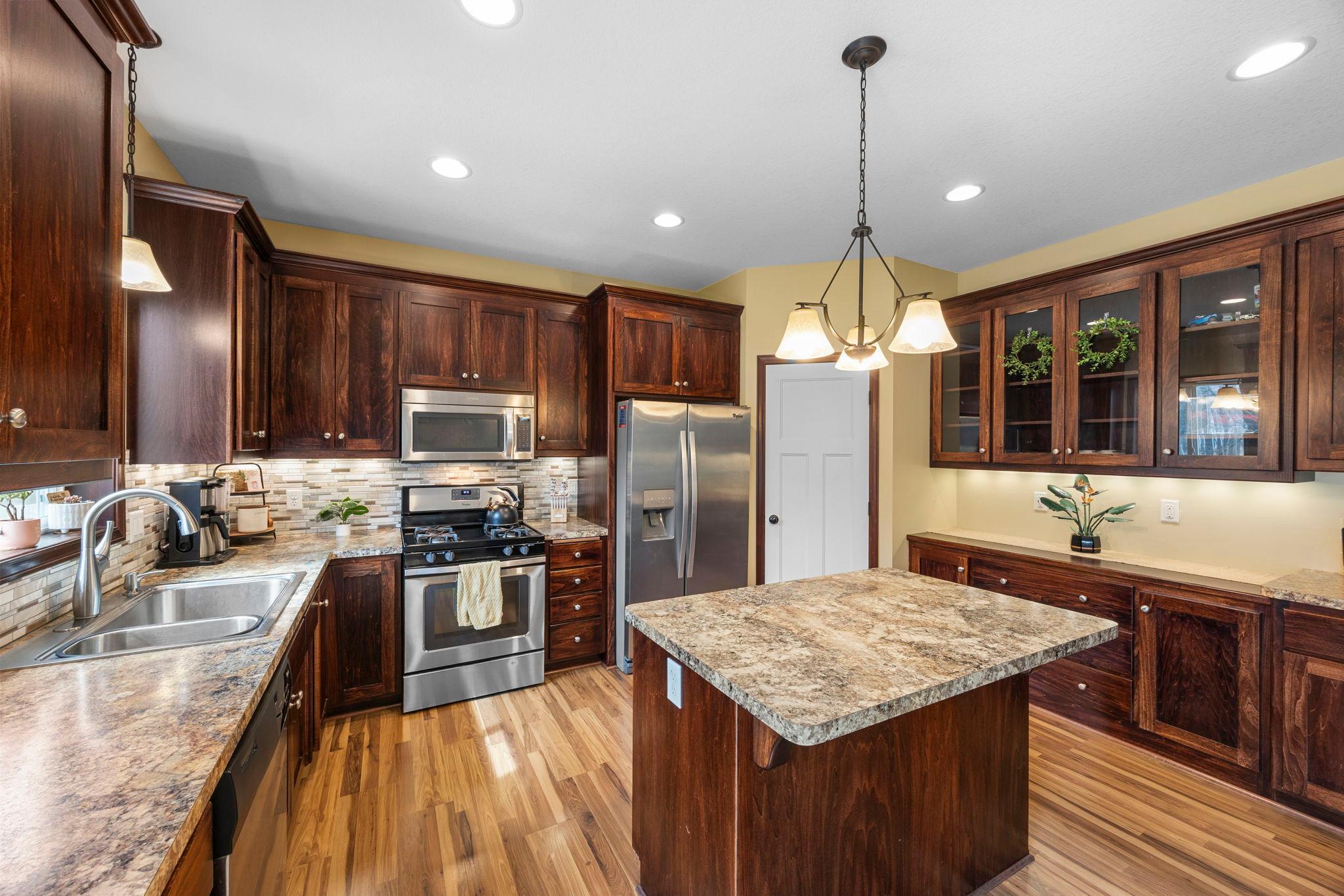 Breakfast island & gorgeous cabinets