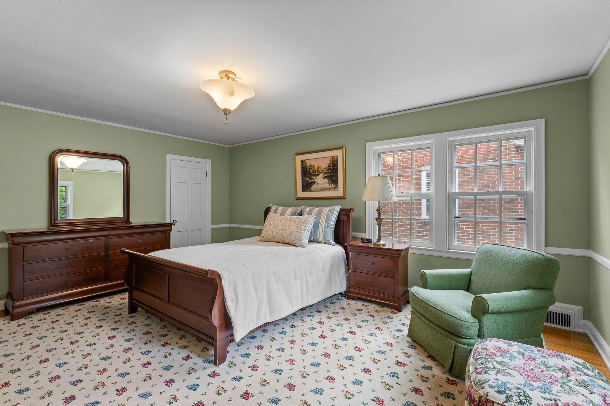Primary bedroom has sitting area