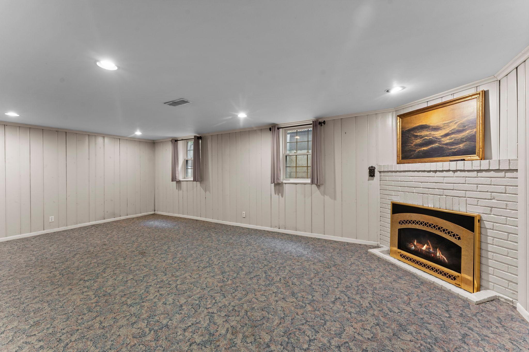 Large amusement room with gas-fireplace