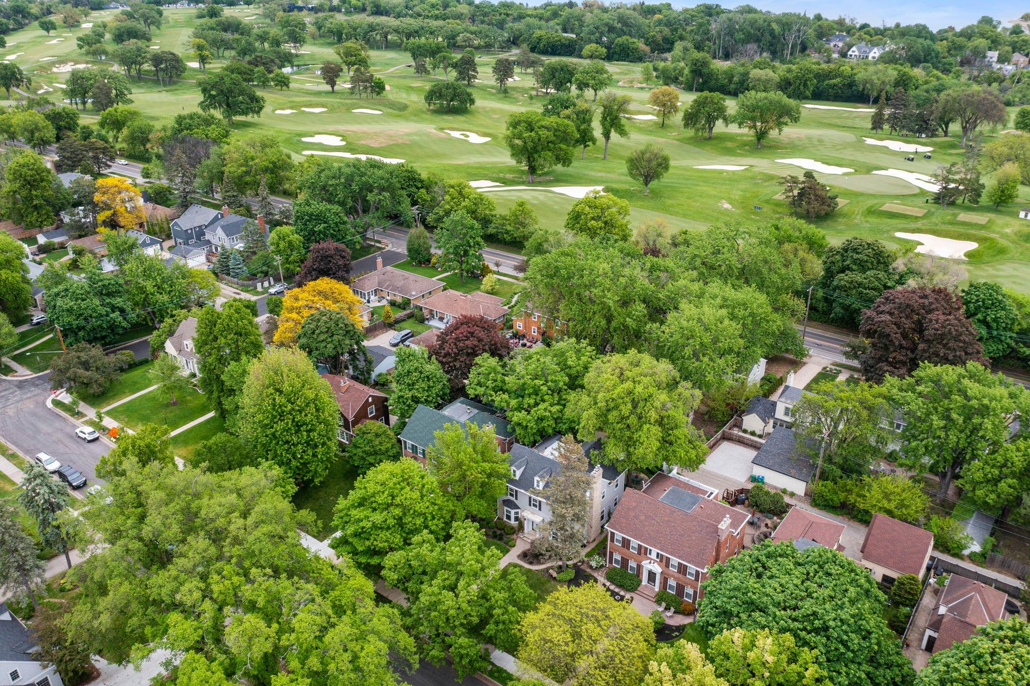 Close proximity to coffee, parks, grocery, shops, and more