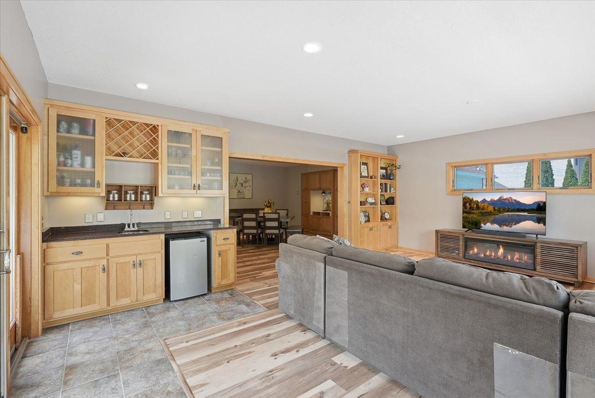 Wet bar in family room with gorgeous built-ins