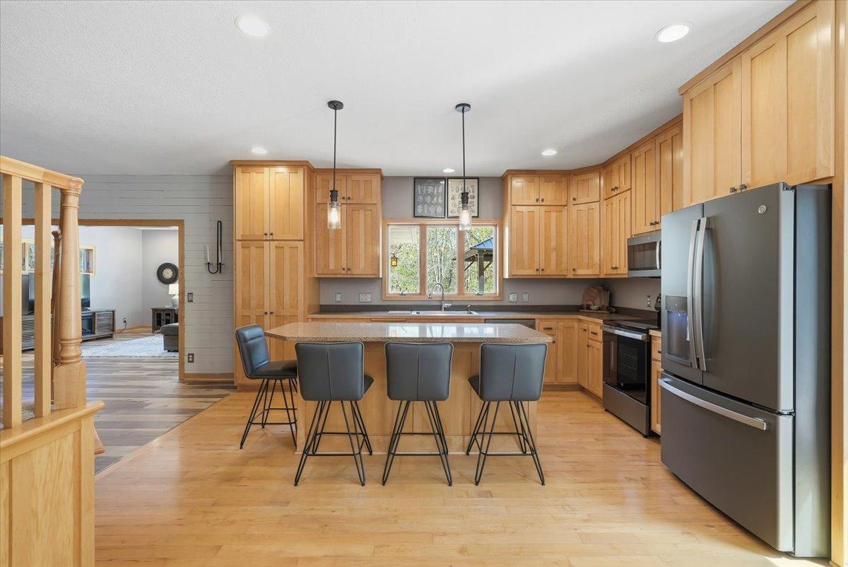 Generous counter space and cupboards await you in this well-equipped kitchen