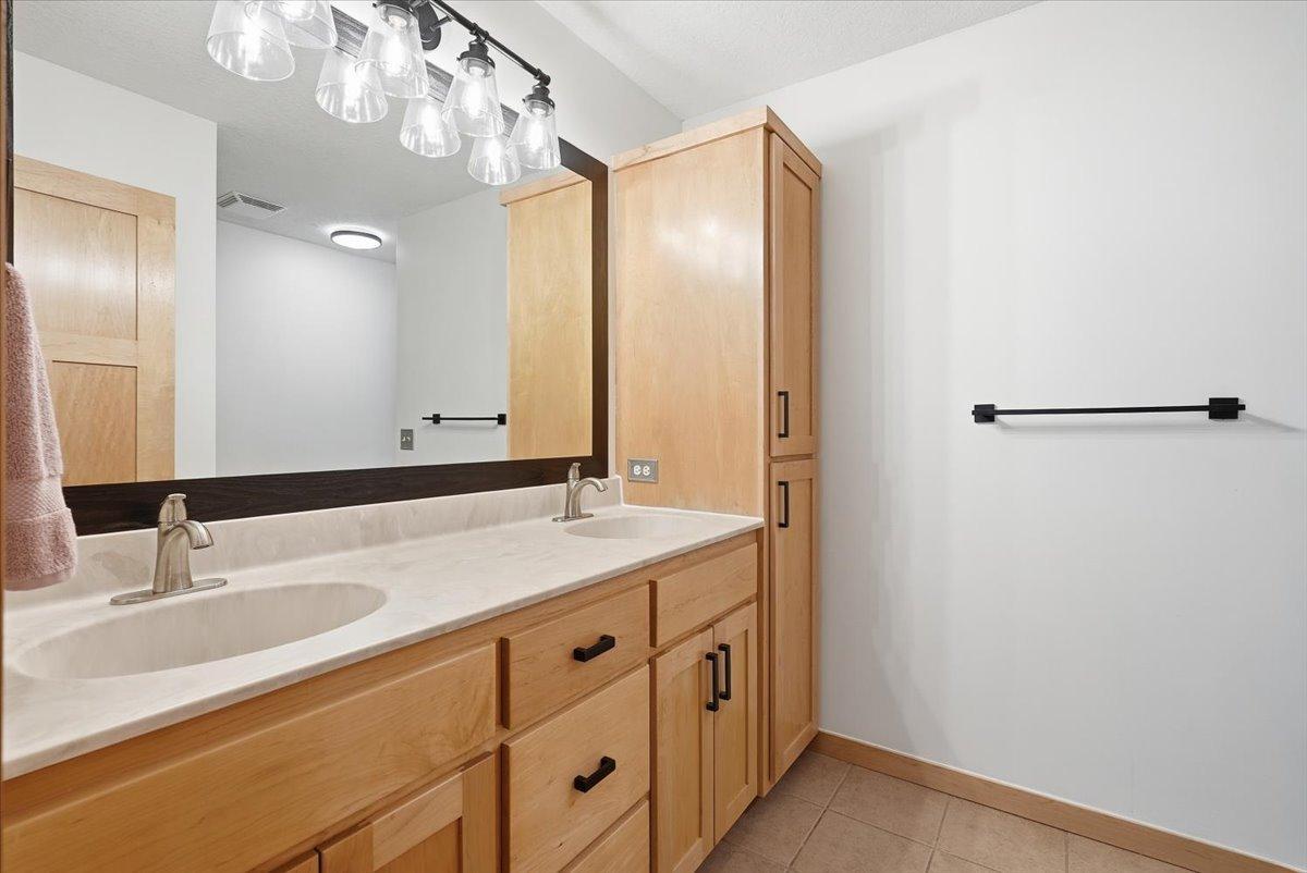 Primary en-suite bathroom #1