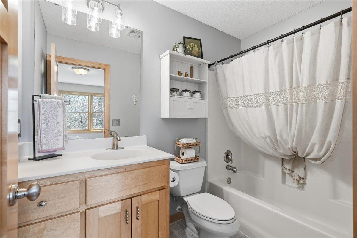 En-suite to the additional primary bedroom