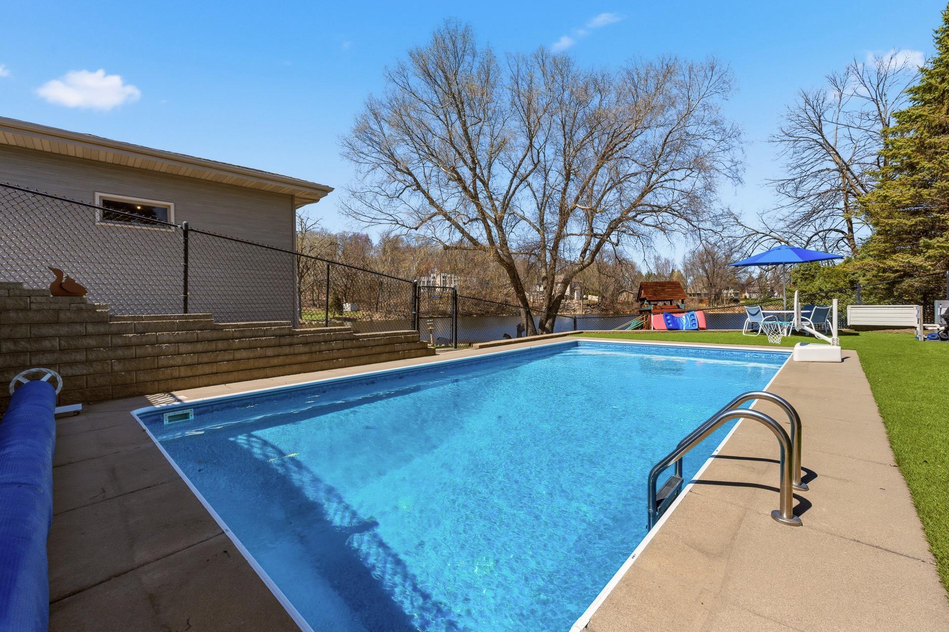 ENJOY the underground heated pool! New liner 2018.