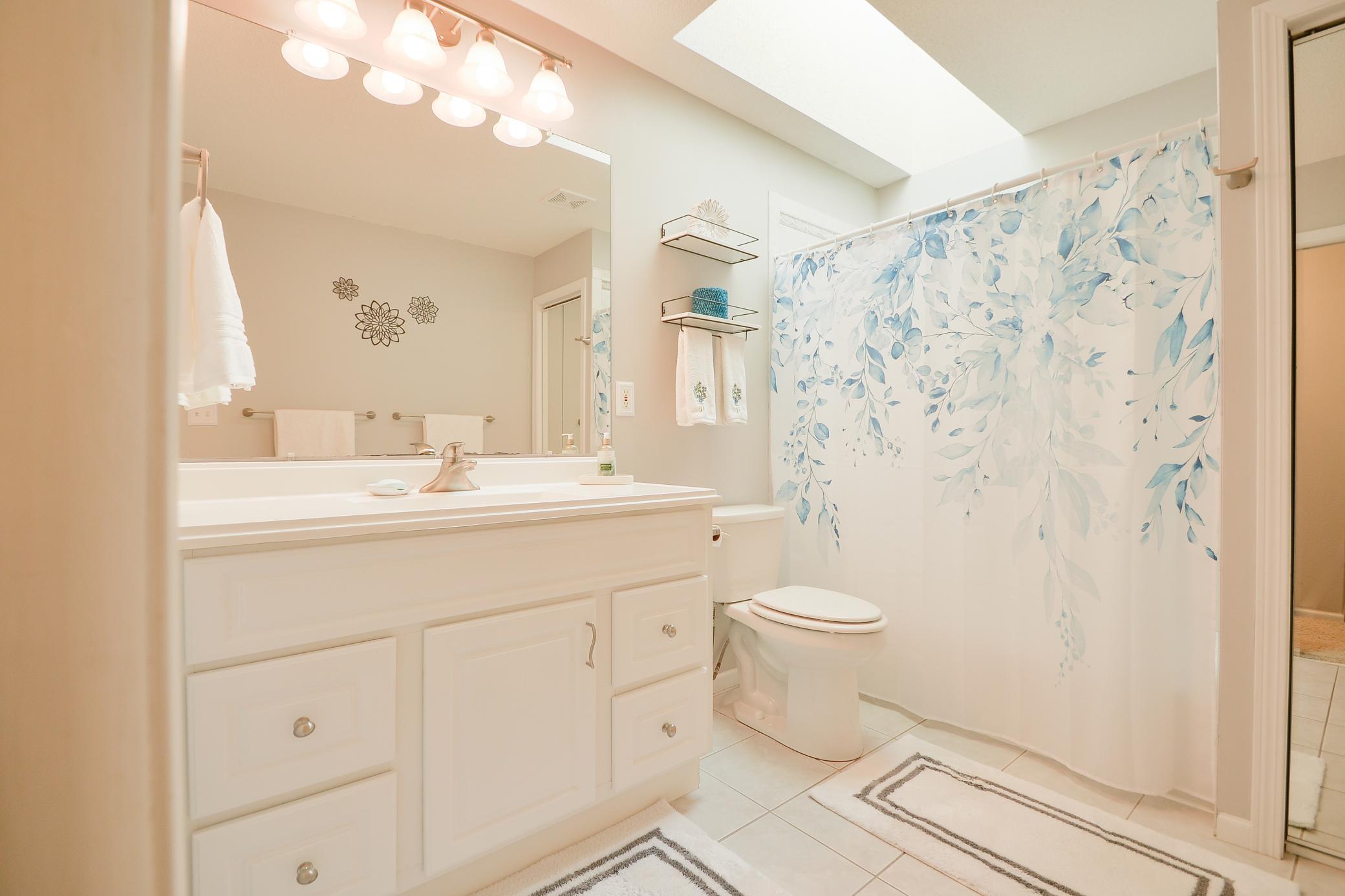 Main floor full bathroom
