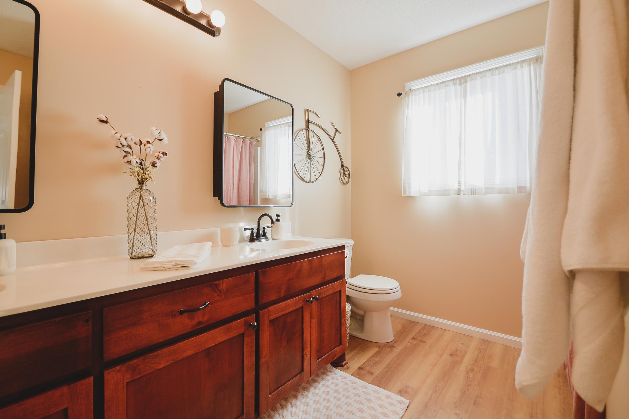 Full primary bathroom