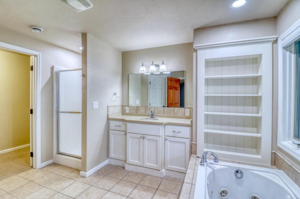 Lower Level Bath 2.jpg