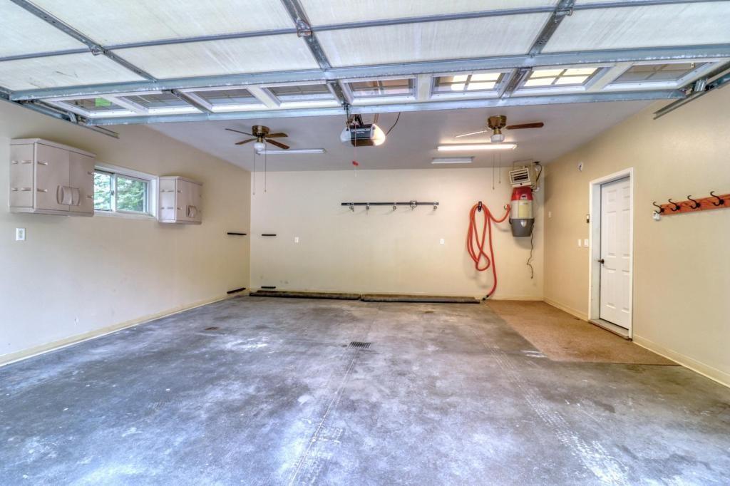 Main attached garage w.central vacuum.jpg