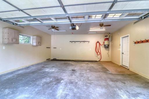 Main attached garage w.central vacuum.jpg