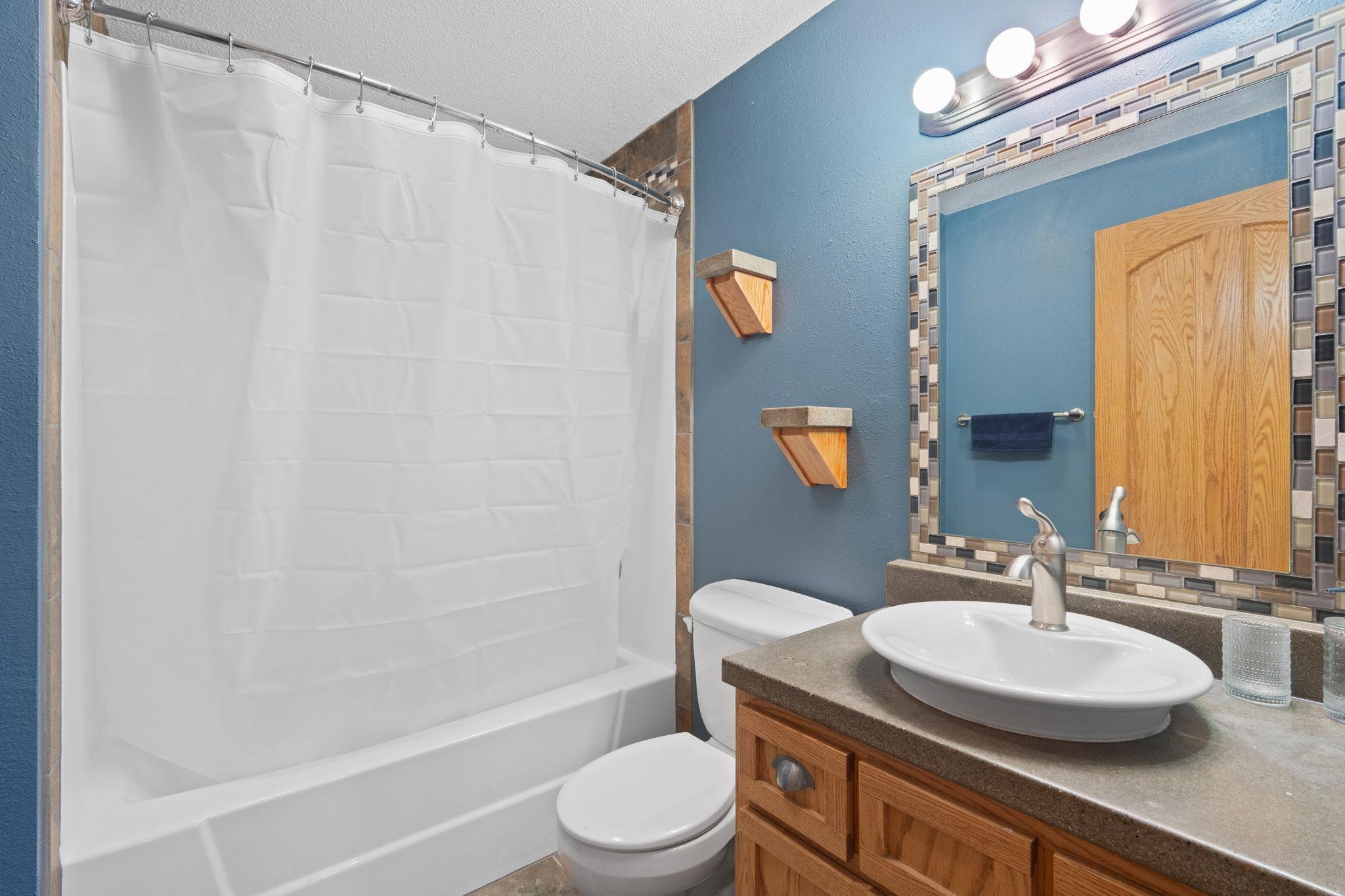 48-web-or-mls-615 Oakwood Dr-48.jpg