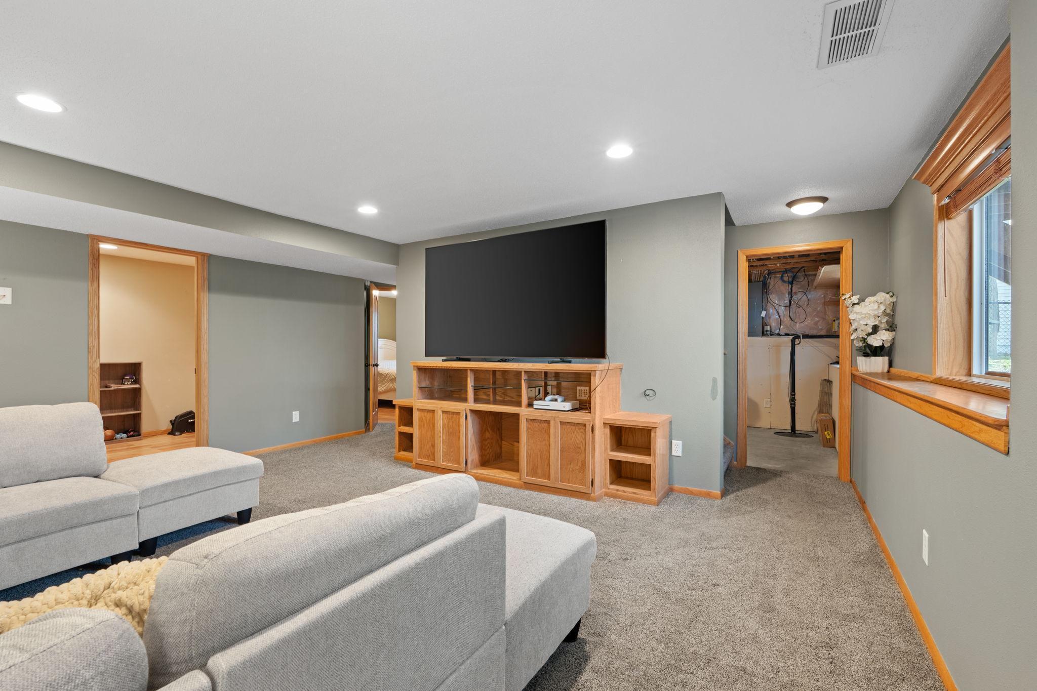 45-web-or-mls-615 Oakwood Dr-45.jpg