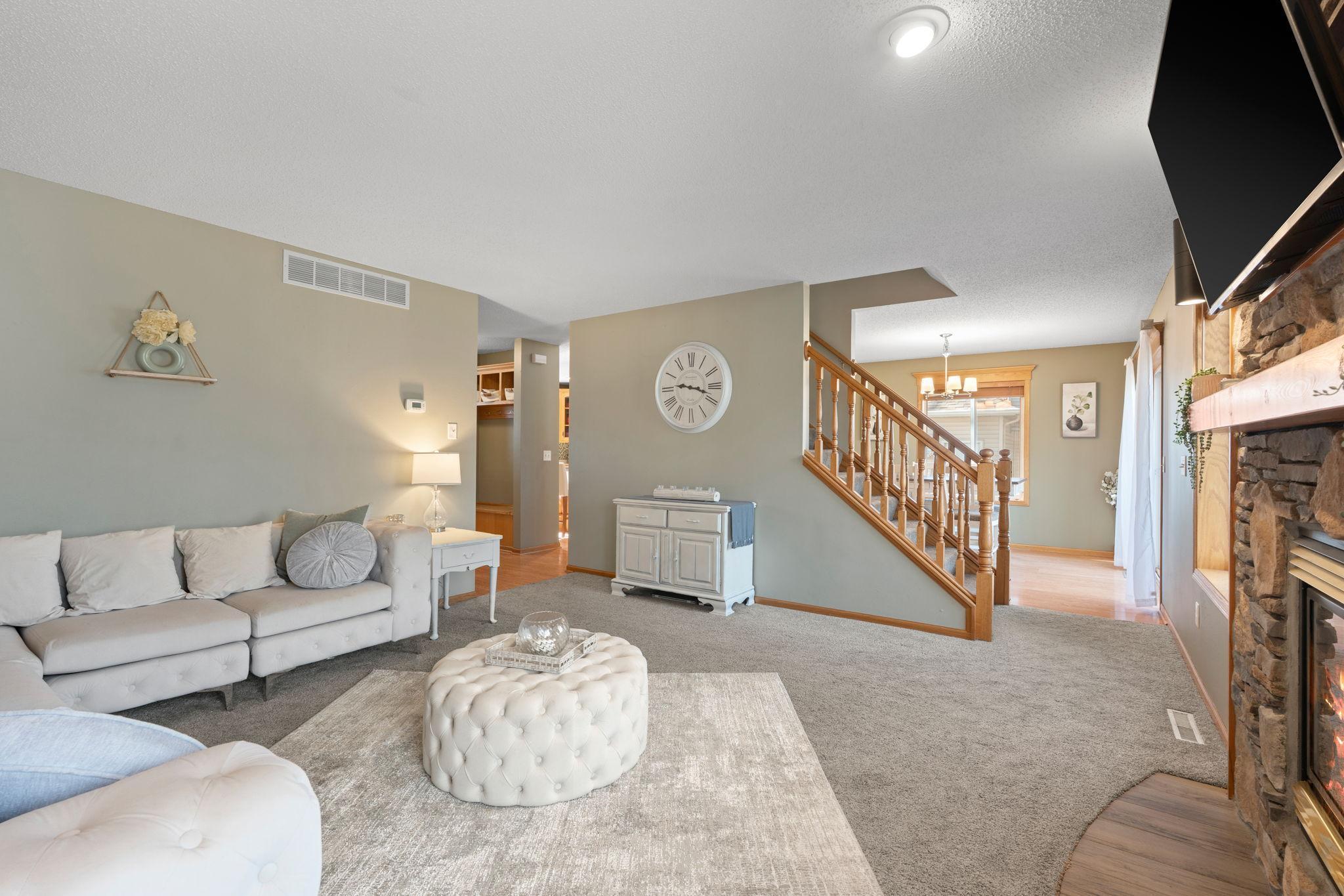 29-web-or-mls-615 Oakwood Dr-29.jpg