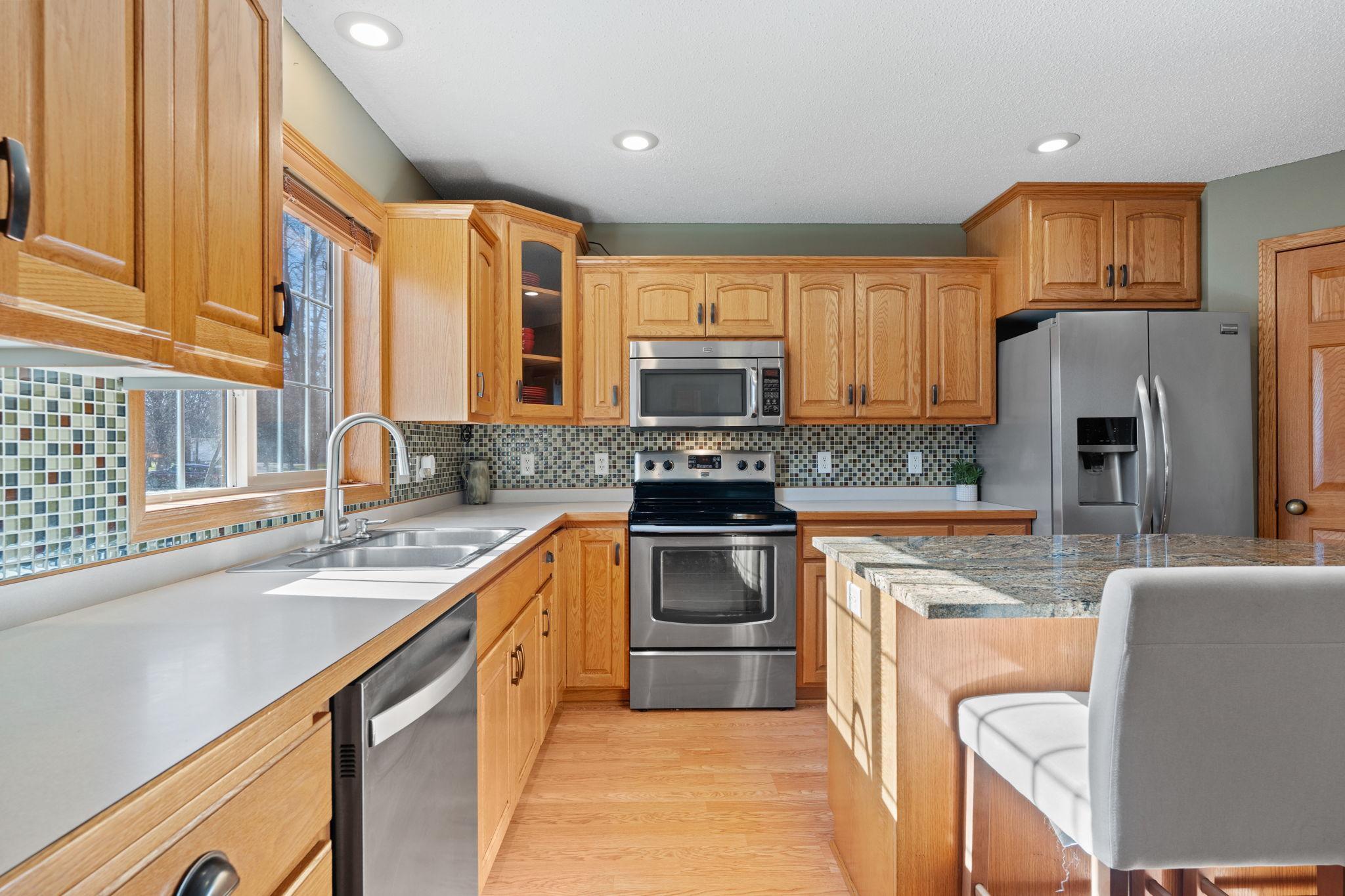 20-web-or-mls-615 Oakwood Dr-20.jpg