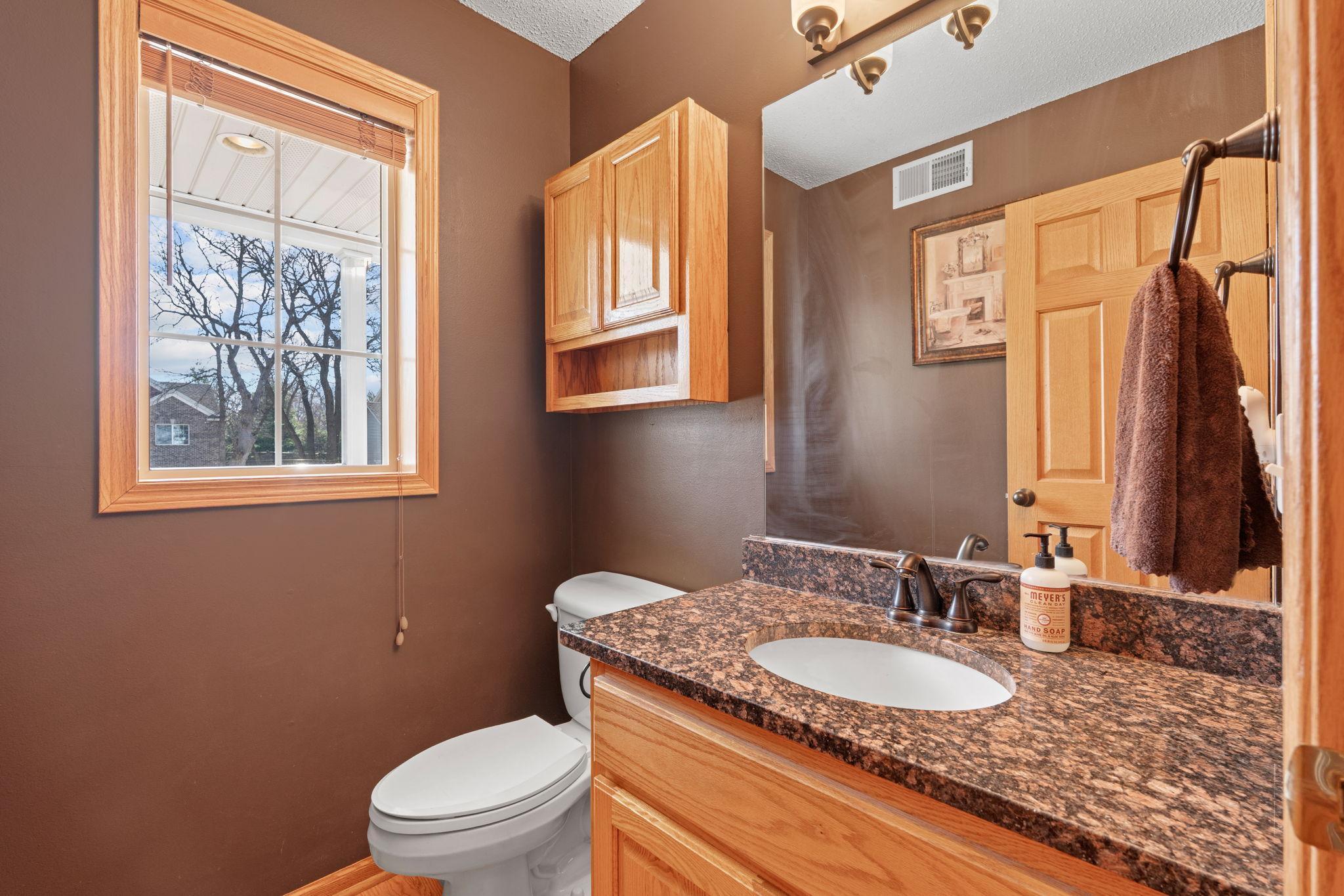 31-web-or-mls-615 Oakwood Dr-31.jpg