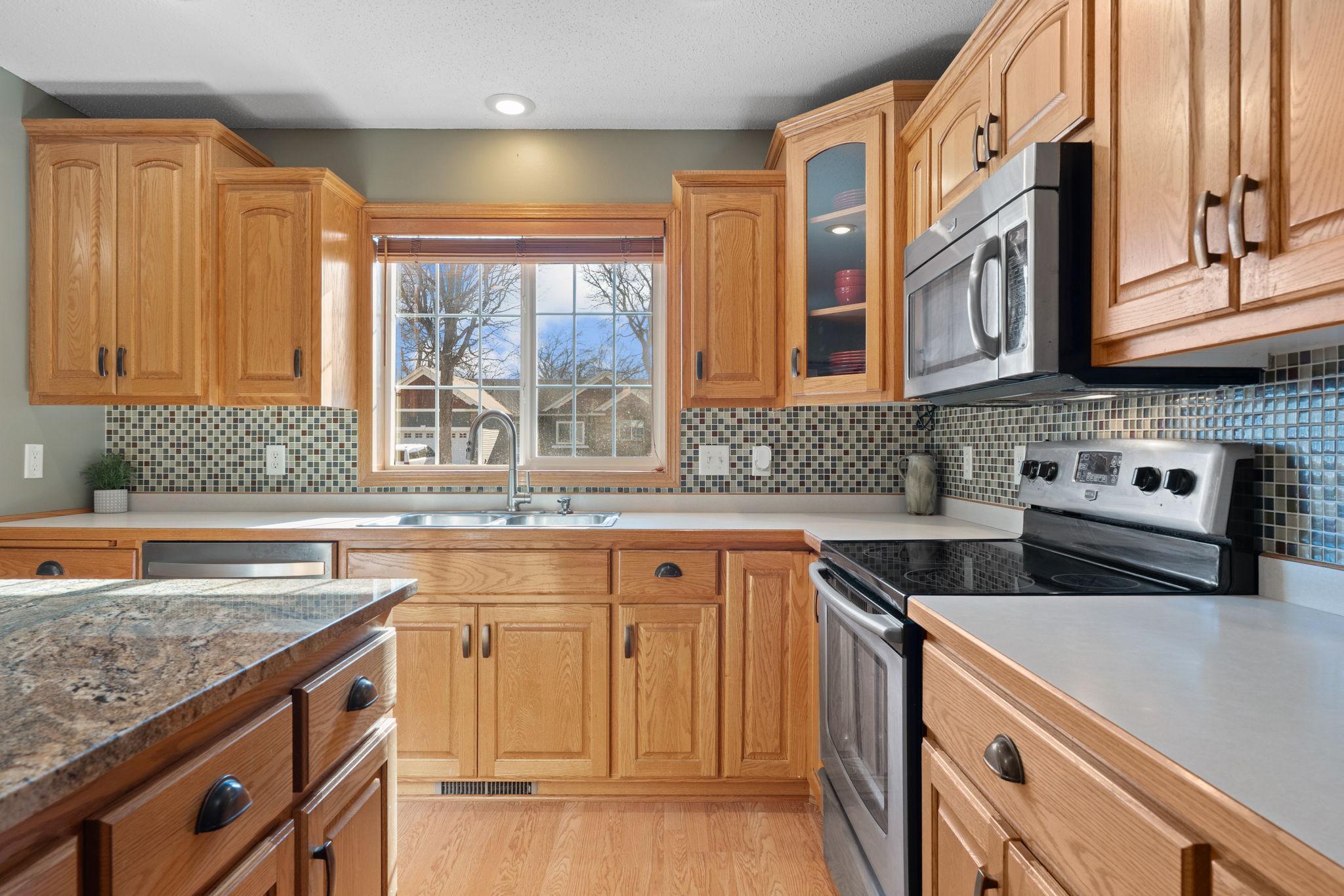 22-web-or-mls-615 Oakwood Dr-22.jpg