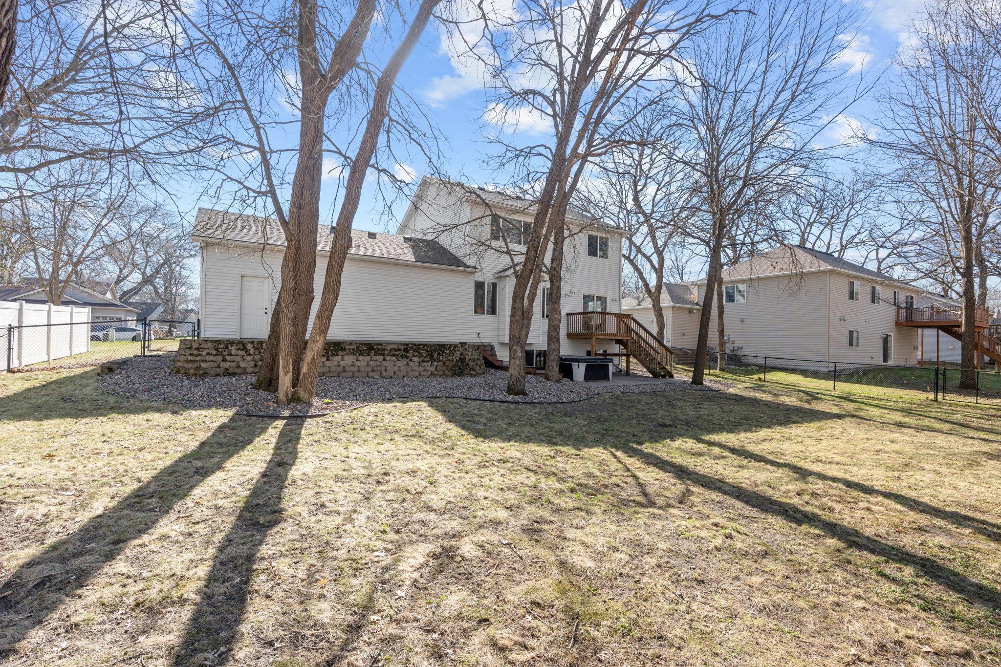 5-web-or-mls-615 Oakwood Dr-5.jpg