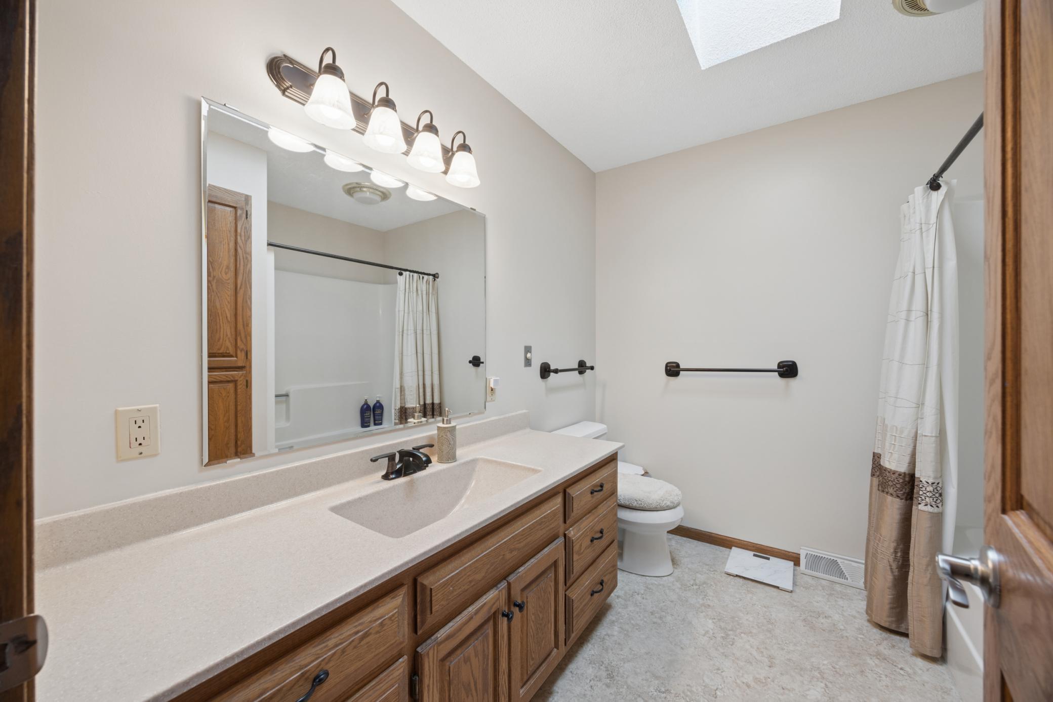 Upper level full bath.