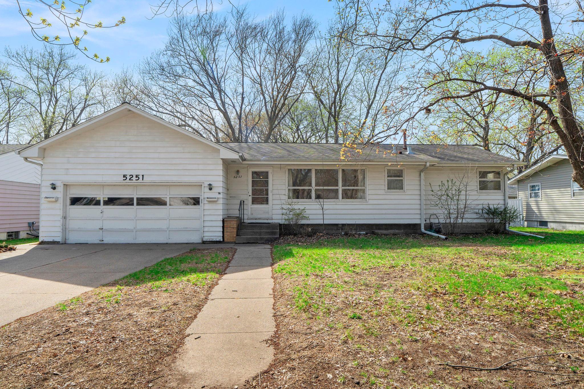 Welcome Home! - 5251 Quebec Ave N