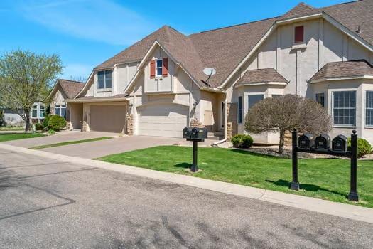 Conveniently located close to both downtowns, the airport, MOA, restaurants & shopping.
