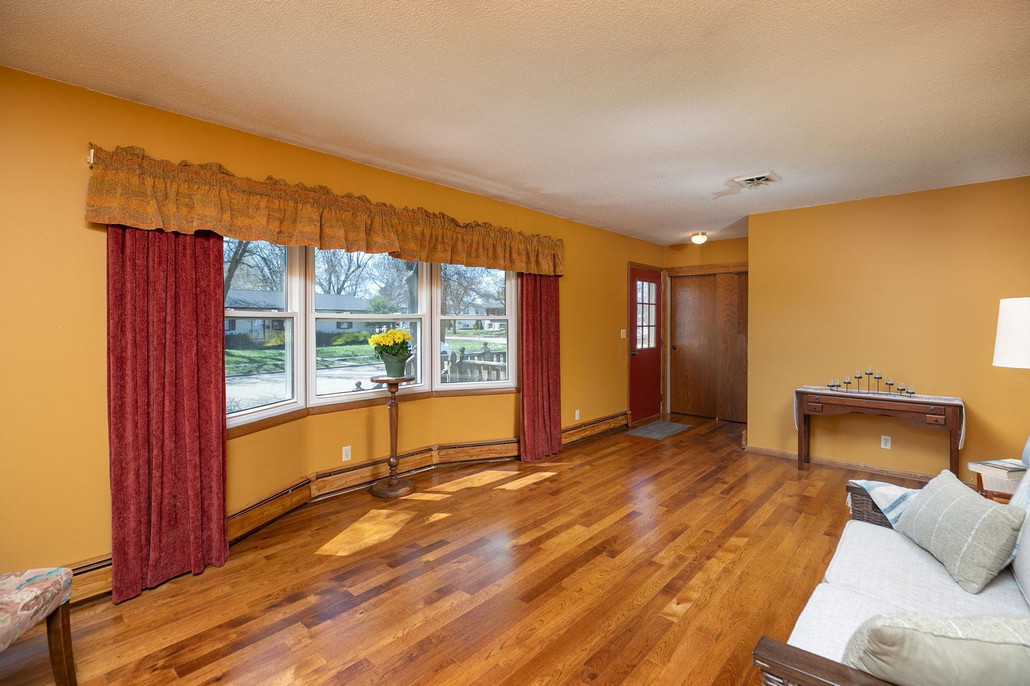 4-web-or-mls-04-Living Room.jpg