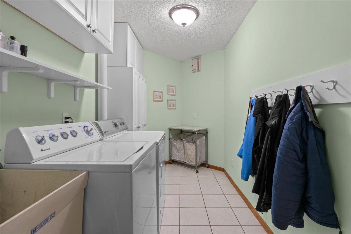 Laundry rm on lower lvl